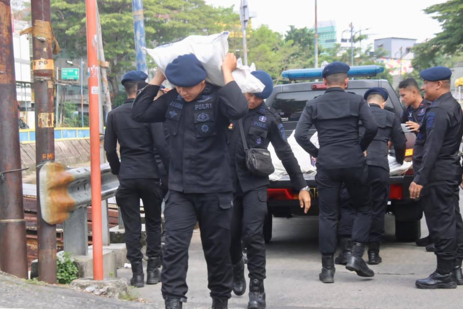 Brimob Polda Metro Jaya Salurkan Bakti Sosial untuk Warga Kebon Sirih
